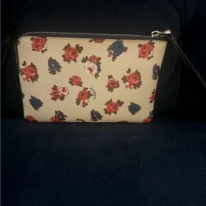 Tea rose floral Coach wristlet 🌹🥀 Lightly used.
